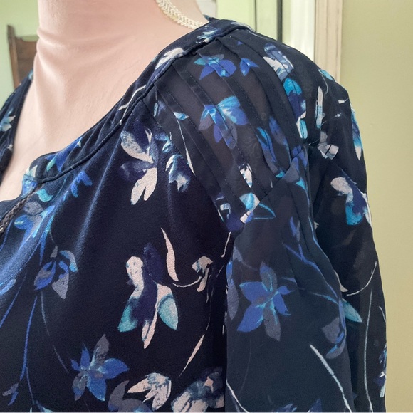 ROZ & ALI, Floral Navy Blue blouse, SIZE: L - Picture 4 of 12